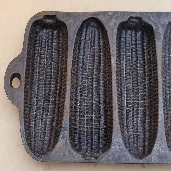 Vintage Cast Iron Cornbread Pan Made in USA Makes 7 Corn Shaped Loaves Metal - Picture 2 of 9